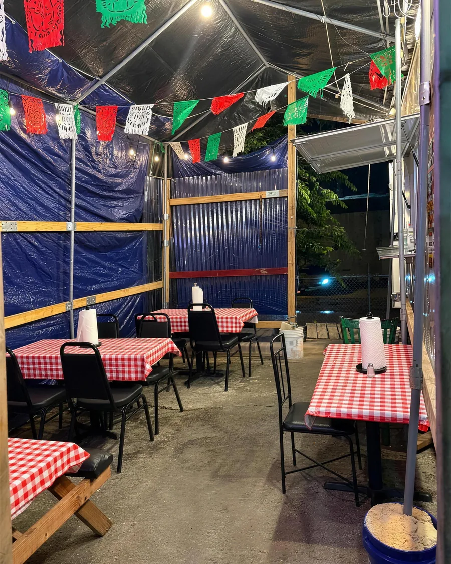 Patio techado de Taquería Mexicana RUDY decorado con papel picado, N Lamar Blvd, Austin TX